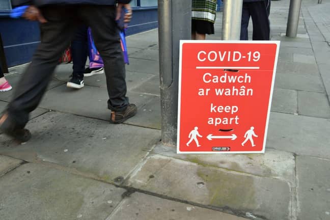 Welsh social distancing sign (Alamy)