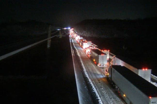 Vehicles stuck on I-95 (Alamy)