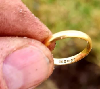 Wedding ring found by metal detector (Donald MacPhee/Facebook)